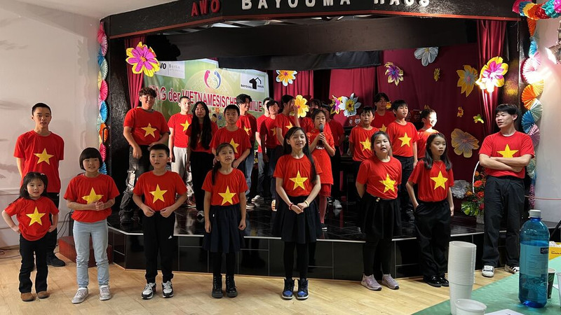 Un numéro artistique des enfants d'origine vietnamienne en Allemagne. Photo : VNA.