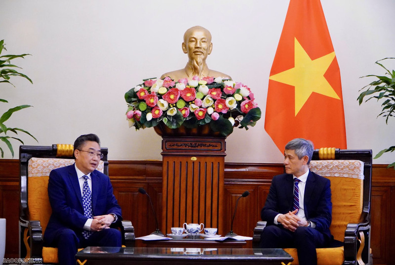 L’assistant du ministre vietnamien des Affaires étrangères, Nguyên Minh Vu (à droite), et le secrétaire général du Centre ASEAN — Chine, Shi Zhongjun, le 6 mars, à Hanoi. Photo : baoquocte.vn.
