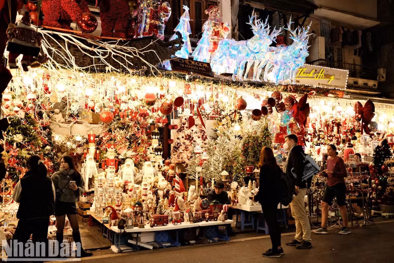 Des familles font des achats pour Noël. Photo : Trung Hieu/NDEL.