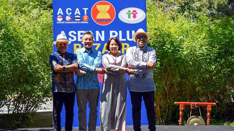 L'ambassadrice vietnamienne Pham Thi Thu Huong (2e à droite) et les ambassadeurs et représentants des pays membres du Comité de l’ASEAN en Grèce (ACAT). Photo : Ambassade du Vietnam en Grèce.