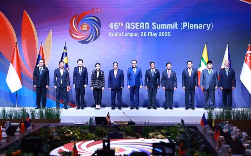 Le Premier ministre Pham Minh Chinh et les dirigeants des pays de l'ASEAN et du Timor-Leste assistent à la séance plénière du 46e sommet de l'ASEAN. Photo : VNA. 