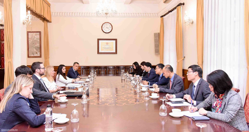 Vue générale de la rencontre entre le vice-ministre permanent vietnamien des AE, Nguyên Minh Vu, et la conseillère adjointe britannique à la sécurité nationale, Sarah MacIntosh, le 4 mars à Hanoi. Photo : baoquocte.vn.