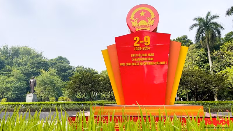 L'atmosphère de fête s'est répandue dans les rues de la capitale. Photo : Toquoc.