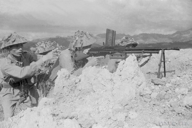 Le héros militaire Nguyen Quoc Tri (1er à droite) et ses camarades, lors d’une attaque contre l'aérodrome de Muong Thanh. Photo d'archives : VNA.