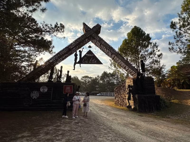 L’entrée du village de Cu Lân.