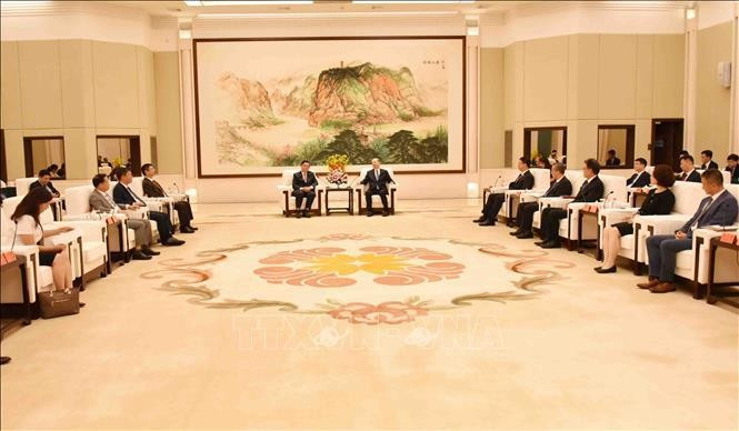 Nguyên Trong Nghia, membre du Bureau politique, secrétaire du Comité central du PCV, chef de la Commission centrale de sensibilisation et d’éducation du PCV, rencontre Huang Kunming, secrétaire du Comité du Parti communiste chinois de la province du Guangdong. Photo: VNA