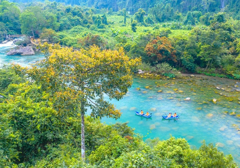 Chaque mois de mars, le ruisseau Mooc se pare des couleurs des fleurs de saraca asoca, ce qui crée une scène fascinante et enchanteresse. Photo : VOV