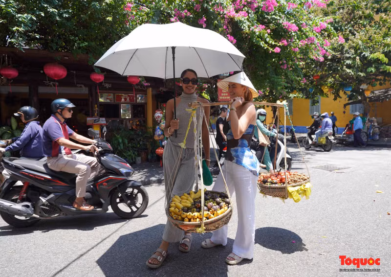 Les miss australiennes profitent de la découverte de la vie quotidienne à Hôi An. Photo: toquoc.vn.