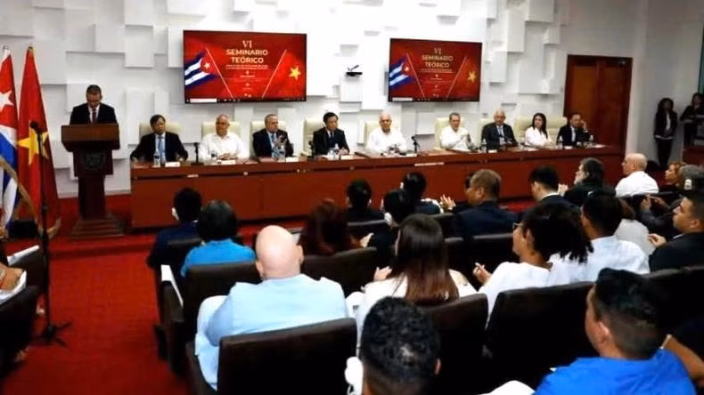 Lors du 6e colloque théorique entre le Parti communiste du Vietnam (PCV) et le Parti communiste de Cuba (PCC), le 13 mai à La Havane. Photo : Ambassade du Vietnam à Cuba.