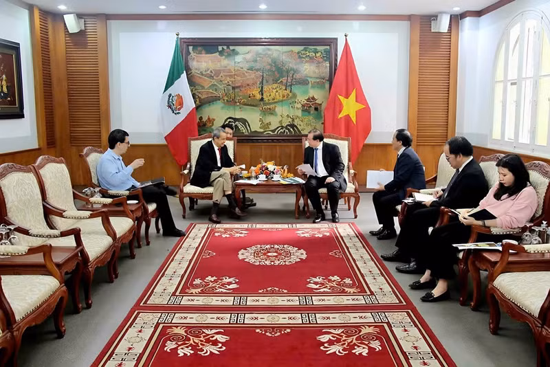 Les deux parties ont discuté des orientations de la coopération bilatérale dans les échanges culturels et artistiques. Cela est d’autant plus important que cette année marque la célébration du 50e anniversaire de l'établissement des relations diplomatiques entre le Vietnam et le Mexique. Photo : toquoc.vn