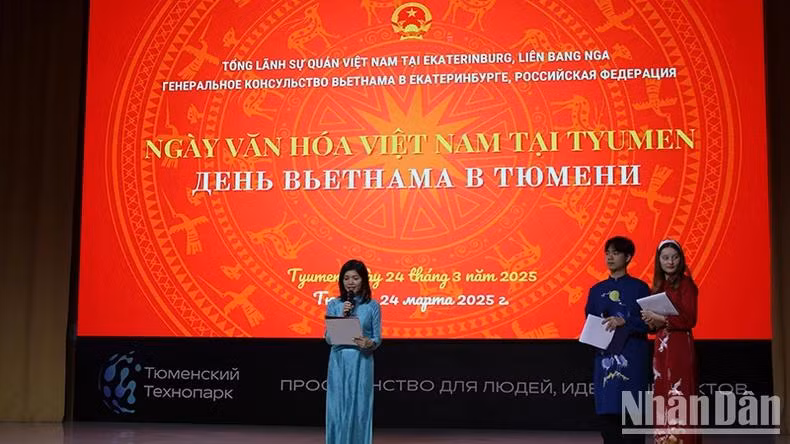 La consule générale du Vietnam à Ekaterinbourg, Nguyen Mai Huong, a affirmé que la Journée culturelle vietnamienne à Tioumen permettrait aux populations de Tioumen en particulier et aux Russes en général de mieux comprendre la culture traditionnelle du Vietnam, une nation héroïque et éprise de paix. Photo : NDEL.