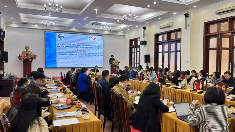 Selon la docteure Trân Thi Hông Minh, directrice de l’Institut central de recherche sur la gestion économique, le Vietnam a identifié plusieurs difficultés et défis, tels que les risques liés au piège des revenus moyens et la nécessité de trouver de nouveaux moteurs pour réformer le modèle de croissance et améliorer la compétitivité. Cependant, ces défis peuvent être considérés comme une “pression positive”, incitant le pays à accélérer les réformes économiques fondamentales, en se concentrant sur l’innovation, la créativité et l’intégration, afin d’atteindre les objectifs de croissance économique pour 2025 et au-delà. Photo : VOV.