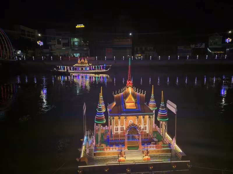 Les lanternes à eaux s’allument dans la rivière. Photo : thoidai.vn.