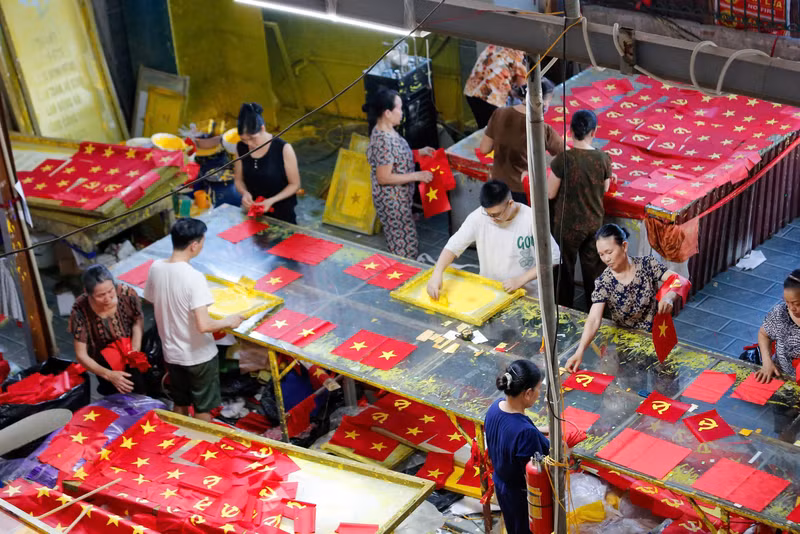 Situé à 30 km au sud de Hanoï, le village de Tu Van, dans la commune de Le Loi, district de Thuong Tin, fabrique des drapeaux nationaux depuis plus de 80 ans. Photo : congluan.