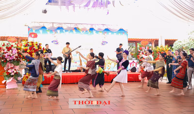 Un numéro artistique interprété par des étudiants laotiens au Vietnam, lors de la célébration du Bunpimay à Hanoï. Photo : thoidai.com.vn.