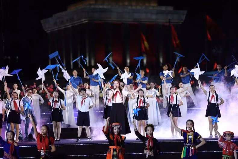 Entre chants et danses, pièces de théâtre et projection 3D mapping, ce mélange de tradition et de modernité a rendu un hommage vibrant au Président Hô Chi Minh et inspiré les générations suivantes à suivre son exemple dans la construction nationale actuelle. Photo : NDEL. Entre chants et danses, pièces de théâtre et projection 3D mapping, ce mélange de tradition et de modernité a rendu un hommage vibrant au Président Hô Chi Minh et inspiré les générations suivantes à suivre son exemple dans la construction nationale actuelle. Photo : NDEL.