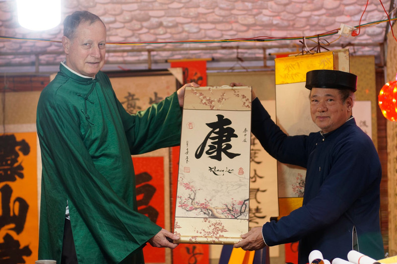 L’ambassadeur d’Israël au Vietnam, Yaron Mayer (à gauche), demande une calligraphie porte-bonheur à l’occasion du Nouvel An lunaire 2024. Photo : thoidai.