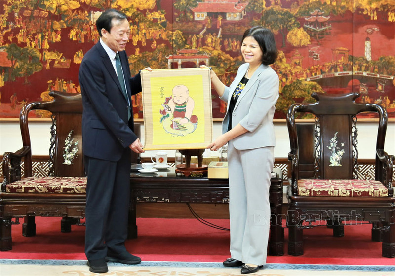 La présidente du Comité populaire provincial, Nguyên Huong Giang (à droite), et le directeur général du groupe chinois CONCH VENTURE, Ji Qinying, le 11 décembre à Bac Ninh. Photo : baobacninh.vn