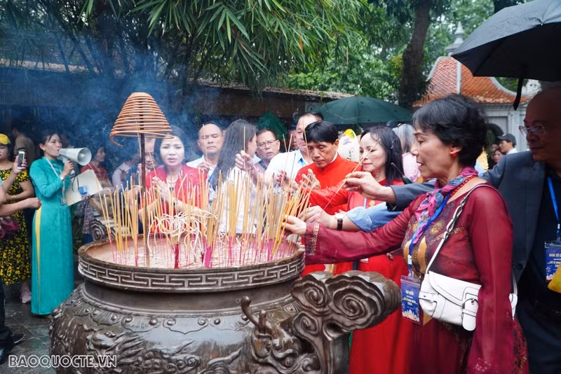 L’anniversaire de la mort des rois Hùng qui a lieu le 10e jour du 3e mois lunaire chaque année, est l’opportunité de commémorer et de glorifier ces premiers souverains du Vietnam. Cette fête, véritable retour aux sources, est célébrée par tous les Vietnamiens, dans le pays comme dans le reste du monde. Photo: baoquocte.vn. L’anniversaire de la mort des rois Hùng qui a lieu le 10e jour du 3e mois lunaire chaque année, est l’opportunité de commémorer et de glorifier ces premiers souverains du Vietnam. Cette fête, véritable retour aux sources, est célébrée par tous les Vietnamiens, dans le pays comme dans le reste du monde. Photo: baoquocte.vn.