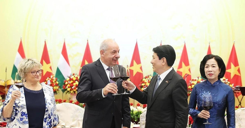 Le président Luong Cuong et son épouse président un banquet solennel en l’honneur du président hongrois Sulyok Tamas et de son épouse, en visite officielle au Vietnam. Photo : VNA. 