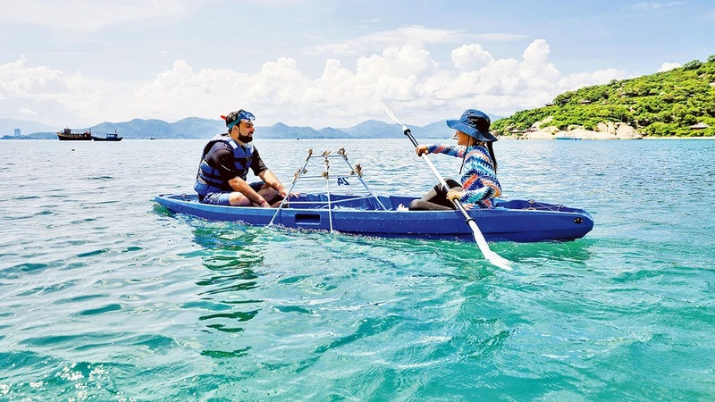 Des touristes participent aux activités de plantation de coraux dans la baie de Ninh Van. Photo : Six Senses Ninh Van Bay.