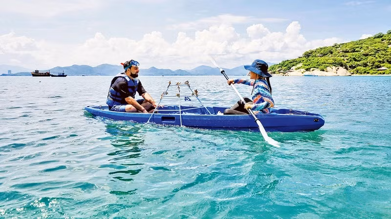 Des touristes participent aux activités de plantation de coraux dans la baie de Ninh Van. Photo : Six Senses Ninh Van Bay.
