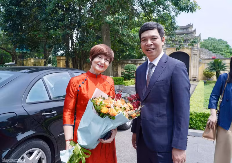 Le directeur du Centre de conservation du patrimoine de Thang Long — Hanoï, Nguyen Thanh Quang (à droite), reçoit la présidente de l’Assemblée générale de l’UNESCO, Simona-Mirela Miculescu. Il présente l’histoire et l’architecture de la Citadelle impériale de Thang Long à la présidente de l’Assemblée générale de l’UNESCO et à la délégation l’accompagnant. Photo : baoquocte.vn.