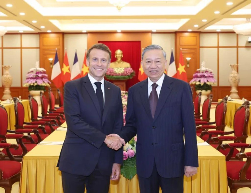 Le secrétaire général du Parti communiste du Vietnam, Tô Lâm (à droite), et le président français Emmanuel Macron, le 26 mai à Hanoï. Photo : VNA.