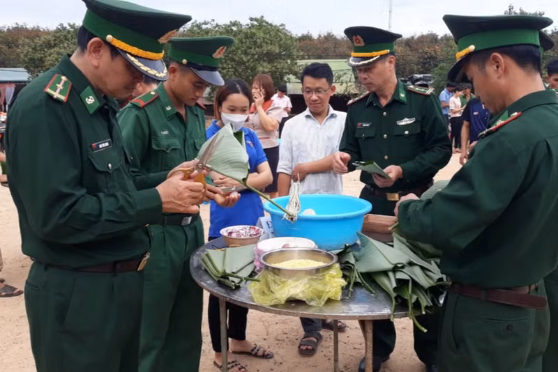Confection de "bánh chưng" par des soldats et officiers du poste de garde-frontière de Sa Thây, province de Kon Tum. Photo : CVN.