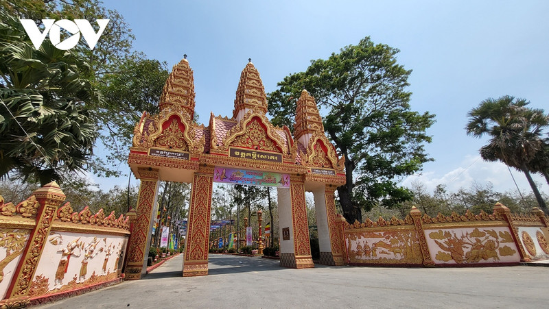 La porte à trois entrées de la pagode Xiem Can comprend des motifs imprégnés du style de la culture traditionnelle des Khmers. Photo: VOV.