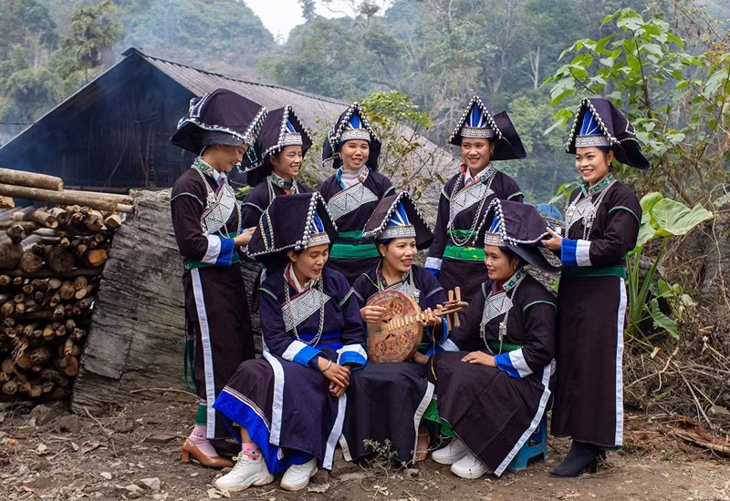 À Lào Cai, l'ethnie Pa Dí compte environ 2 000 personnes vivant principalement dans le district de Muong Khuong. La tenue des femmes a une beauté unique, avec comme point fort la coiffe. Photo : Pham Ngoc Bang.