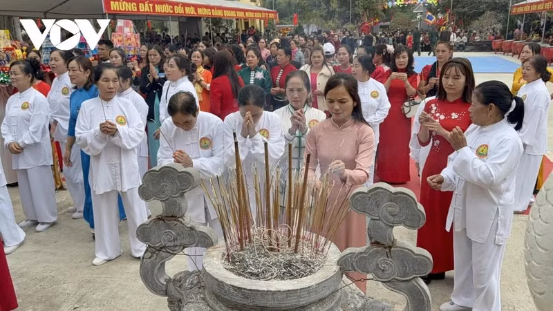 Le temple Hai Ba Trung dans le district de Song Ma a été construit en 1975 selon le modèle original du temple Hai Ba Trung dans la commune de Hong Ha, district de Dan Phuong, province de Ha Tay (qui fait maintenant partie de la ville de Hanoï). Photo : VOV Le temple Hai Ba Trung dans le district de Song Ma a été construit en 1975 selon le modèle original du temple Hai Ba Trung dans la commune de Hong Ha, district de Dan Phuong, province de Ha Tay (qui fait maintenant partie de la ville de Hanoï). Photo : VOV