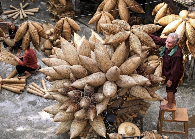 Les anciens du village de Thu Si, Hung Yen, tricotent des "đó" en bambou. Aujourd'hui, les đó sont rarement utilisés dans la pêche industrielle, mais l'artisanat traditionnel du tissage est toujours préservé en tant que forme d'art local. 