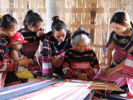 Les personnes âgées jouent un rôle important dans la préservation et la transmission des valeurs traditionnelles aux générations futures. Photo : VNA.