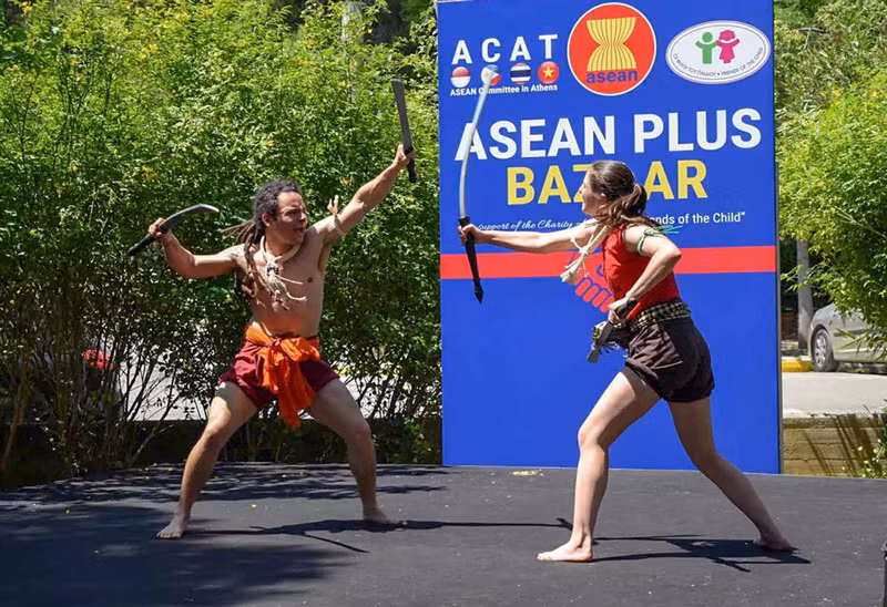 Au-delà de sa signification humaniste, ASEAN Plus Bazaar est devenu un échange culturel amical, mettant en valeur l’esprit de solidarité et l’identité culturelle des pays de l’ASEAN et de leurs partenaires. Photo : Ambassade du Vietnam en Grèce.