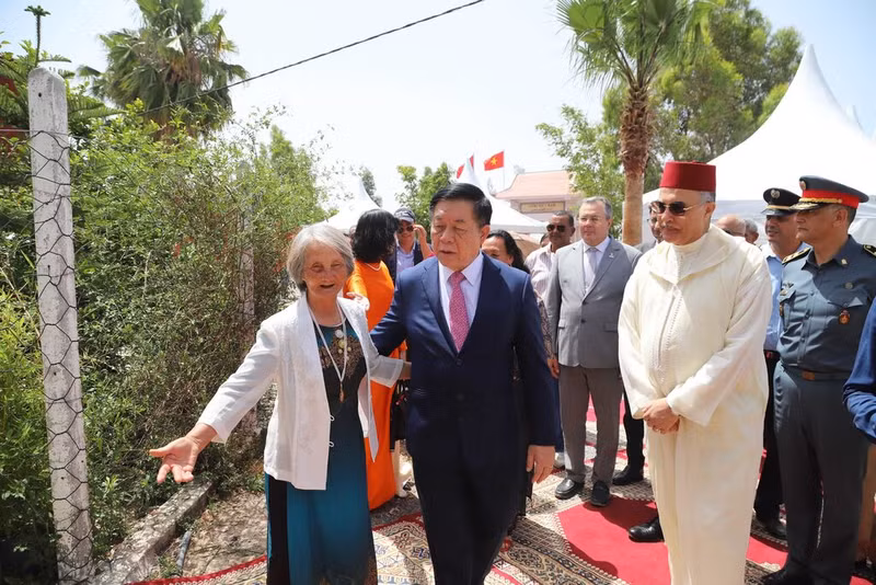 Le secrétaire du Comité central du PCV et président de la Commission de la sensibilisation et de l’éducation du Comité central du PCV, Nguyên Trong Nghia, rend visiste à une famille vivant dans le Village vietnamien au Maroc. Photo : VNA. Le secrétaire du Comité central du PCV et président de la Commission de la sensibilisation et de l’éducation du Comité central du PCV, Nguyên Trong Nghia, rend visiste à une famille vivant dans le Village vietnamien au Maroc. Photo : VNA.