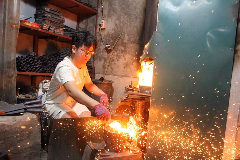 De nombreux jeunes et touristes étrangers sont enthousiastes à se transformer en forgerons et à fabriquer par eux-mêmes des couteaux uniques. Photo : baovanhoa.
