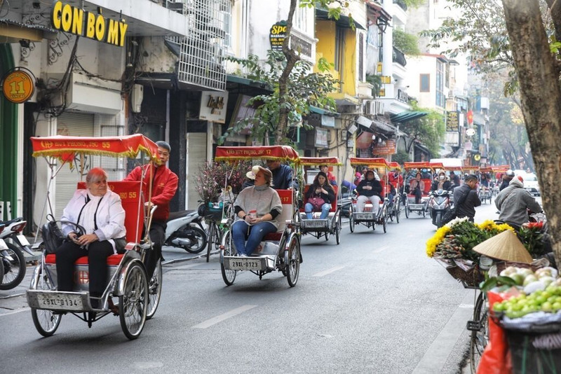 Hanoï vise l’objectif d’accueillir cette année 27 millions de touristes, dont 5,5 millions d’étrangers, pour une recette totale s’élevant à 103 740 milliards de dôngs. Photo: VNA.