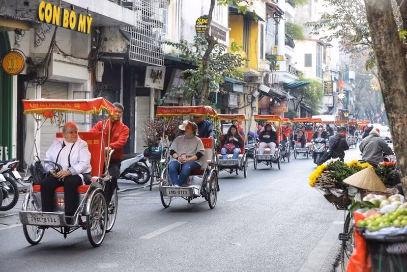 Hanoï vise l’objectif d’accueillir cette année 27 millions de touristes, dont 5,5 millions d’étrangers, pour une recette totale s’élevant à 103 740 milliards de dôngs. Photo: VNA.