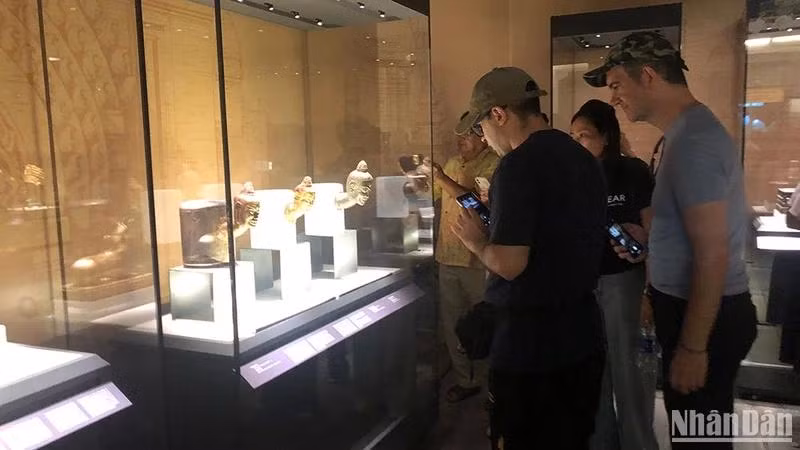 L'exposition attire l'attention d'un grand nombre du public. Photo : NDEL.