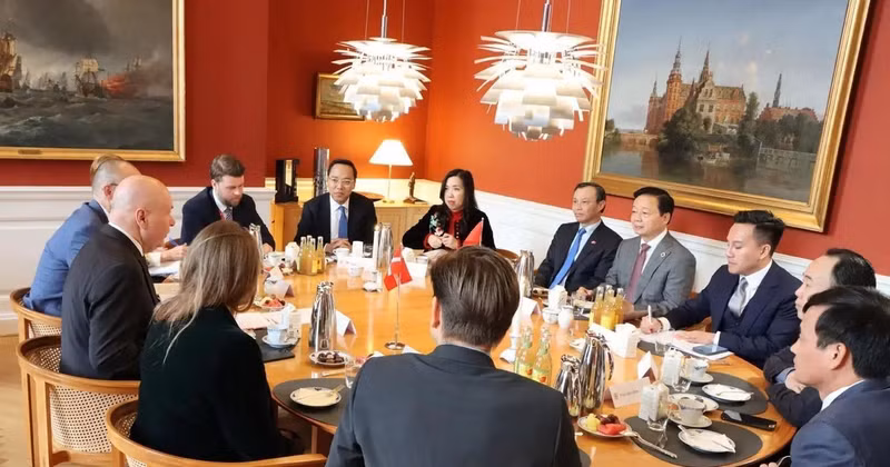 Lors de la rencontre entre le vice-Premier ministre Trân Hông Hà et le président du Parlement danois Soren Gade, à Copenhague, le 26 novembre. Photo : VNA