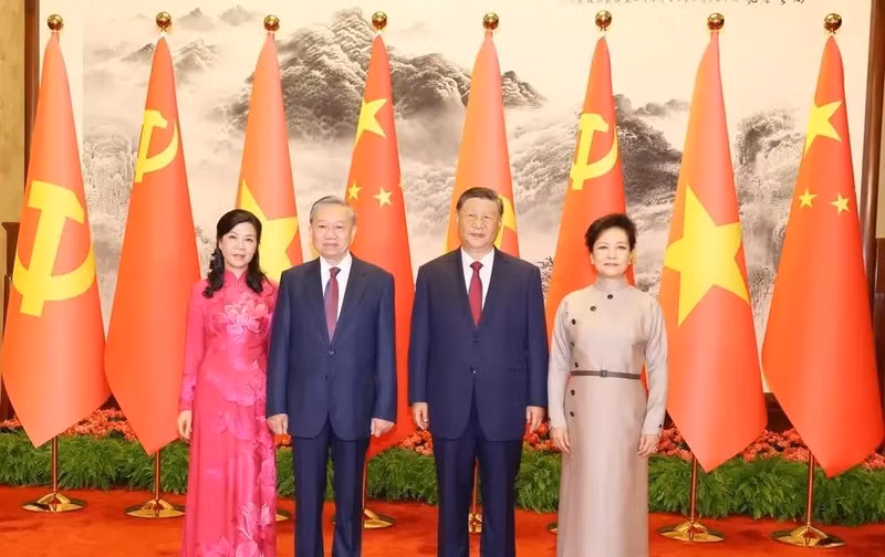 Le secrétaire général du PCV et président vietnamien To Lam (2e de gauche) et son homologue chinois Xi Jinping à Pékin. Photo : VNA.
