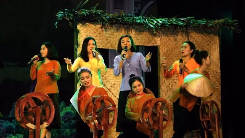 Les chants folkloriques « vi » et « giam » de Nghe Tinh sont reconnus par l'UNESCO comme patrimoine culturel immatériel de l'humanité.