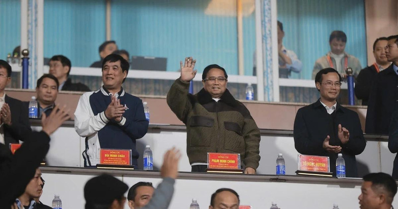 Le Premier ministre vietnamien Pham Minh Chinh (au milieu) présent au match. Photo : VNA.