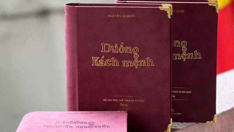 Édition spéciale du livre « La voie révolutionnaire » du Président Hô Chi Minh.