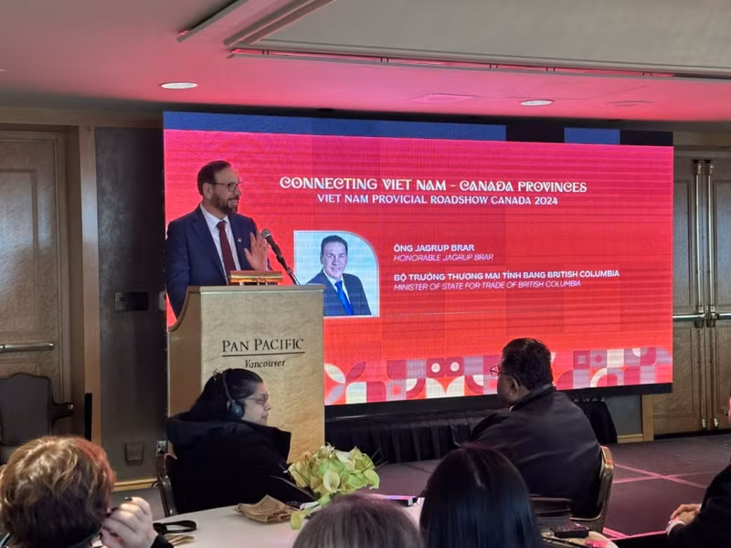 Le ministre d’État chargé du Commerce de la Colombie-Britannique, Jagrup Brar, prend la parole lors du séminaire. Photo: baoquocte.vn.
