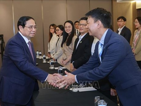 Le PM vietnamien Pham Minh Chinh (à gauche) serre la main des membres du groupe VietTech NZ. Photo : VNA.