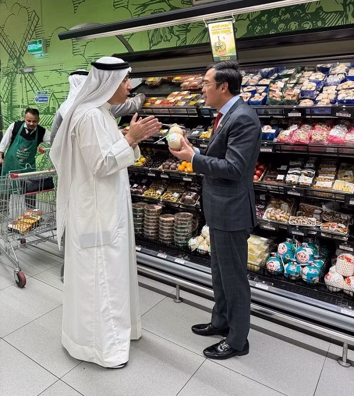 L’ambassadeur du Vietnam au Koweït, Ngô Toan Thang (à droite), visite le système de distribution de produits au sein de la chaîne de supermarchés City Center. Photo: baoquocte.vn.
