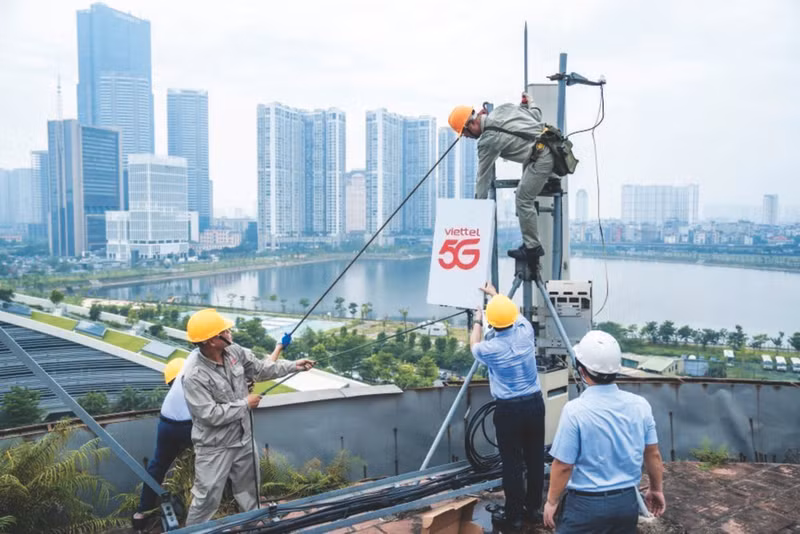 Installation d’une station 5G du groupe Viettel à Hanoï. Photo : VNA. Installation d’une station 5G du groupe Viettel à Hanoï. Photo : VNA.