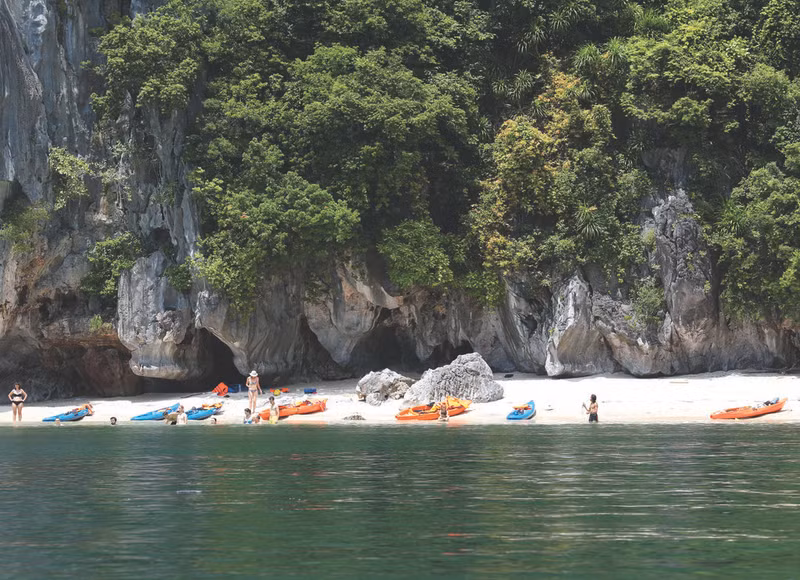 Une plage de la baie de Lan Ha. Photo : VNA.